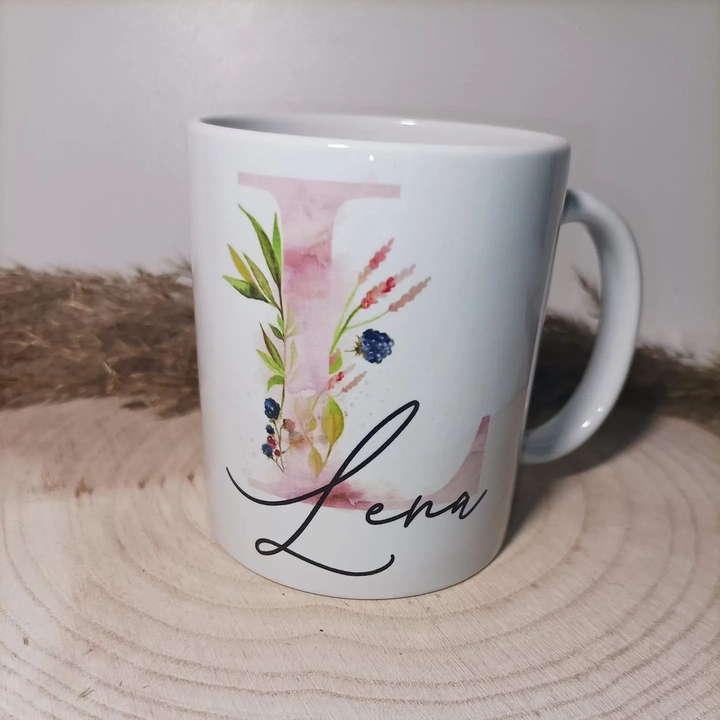 Personalisierte Tasse mit floraler Initiale und dem Namen Lena