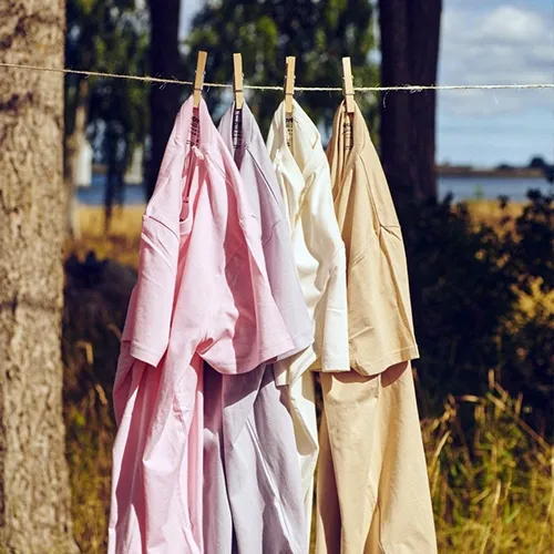 Pastellfarbene T-Shirts auf einer Wäscheleine